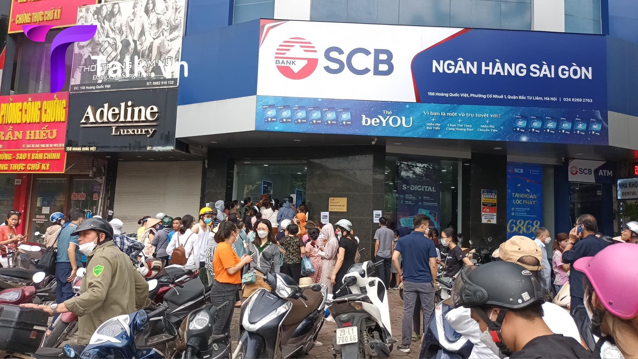 Đến trưa nay nhiều người vẫn đứng trước ngân hàng SCB